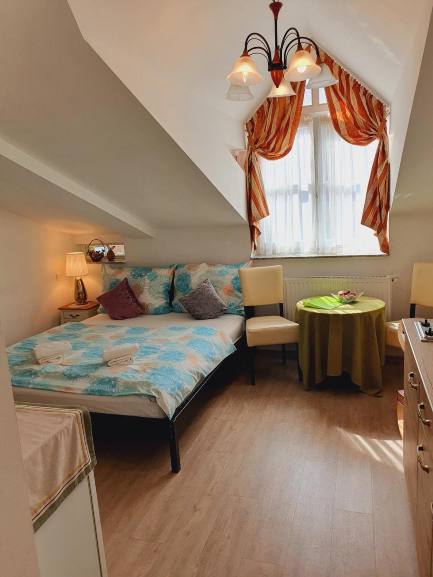 Karmelita Boutique Apartman Sopron Bilik gambar